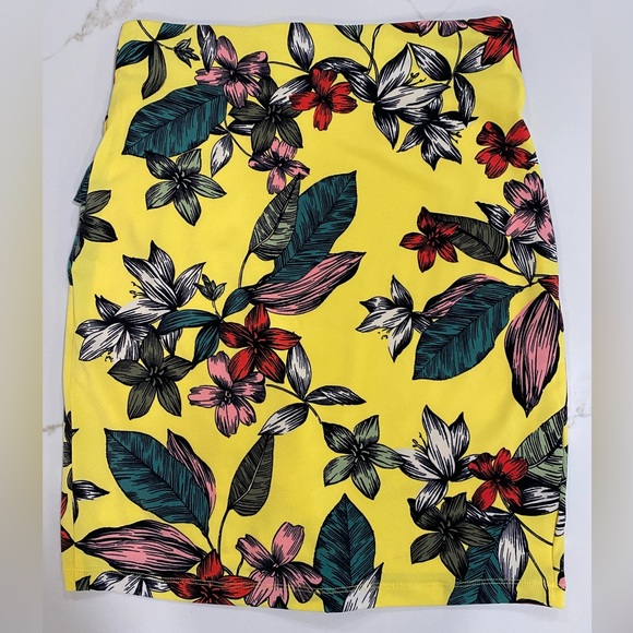 171. EUC GUESS FLORAL LINED PENCIL SKIRT WITH SIDE RUFFEL SIZE SMALL - Picture 7 of 13